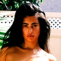 Pragtige Model in die Son – 'n Unieke Uitbeelding