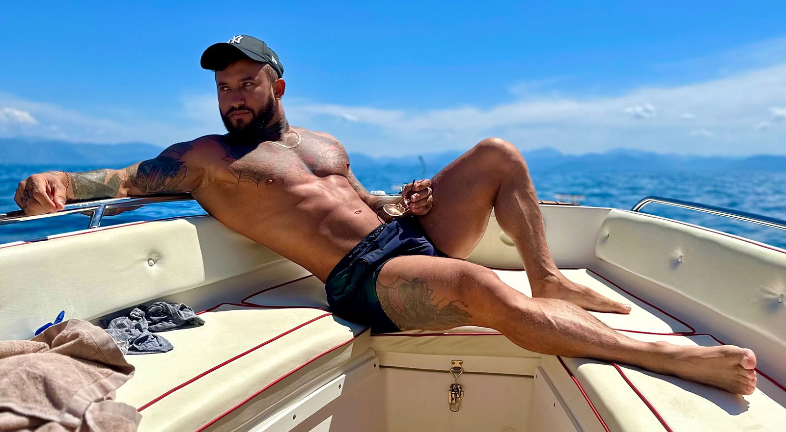 Lawrence London! 💦 237k PAGE LIKES 🏆 #1 photo