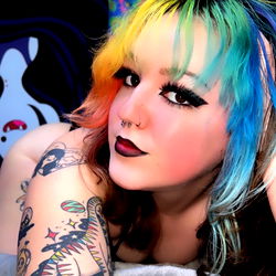 Pragtige Model met Boesopvallende Tattoo's