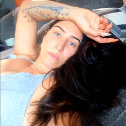 Pragtige Vrouelike Model in 'n Modeerug