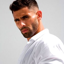 Pragtige Man Model in Wit Oorpel – Unieke Fotografie