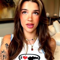 Pragtige OnlyFans Model Ari in 'n Swart T-Shirt