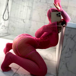 Pragtige Vrou in 'n Rood Kleurige Outfit - OnlyFans Model