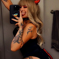 Pragtige OnlyFans Model in Swart Set - Assleigh