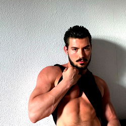 Pragtige Model in Amsterdam – 'Efureimu's' Ongeëwarkeerde Skarmoer