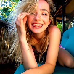 Sensuele Model in Kleur – Unieke Voorkoms