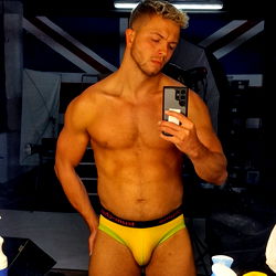 Speelse Model in Strettone - Sam Steiner se Unieke Voorshow