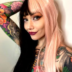 Pragtige Tattoo'e: 'FREE FREE FREE' Model Bekyk Fantasties Uit!