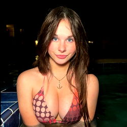 Verleierspele: Skitterende Model in Die Sonneskyn