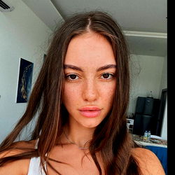 Pragtige Model in 'n Verfussde Setting