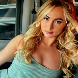 Pragtige Vrou in Groen – OnlyFans Model se Verkenning