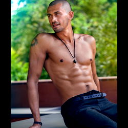 Ontdek die Manlikheid: 'Alex Jones' in Volle Omvang