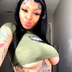 Kaay Brazy: 'n Sensuele OnlyFans Model met Krabagtige Tattoo's