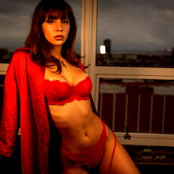 Pragtige Vrou in Roois Ensui – Een Unieke Model