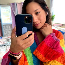 Pragtige Streeksmodel Lily Kawaai in Kleurevolle Outfits