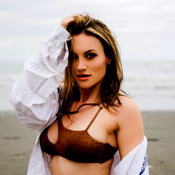 Pragtige vrou in bikini by die strand – OnlyFans Model Jamie