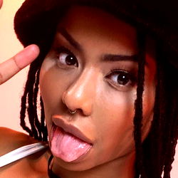 Pragtige Model met 'Nreek haar - Kira Noir