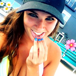 Pragtige Vrouelike Model in 'n Stadskleed