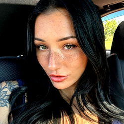 Pragtige vroue-model in 'n sensuele posering