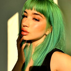 Pragtige OnlyFans Model - PetiteAra in 'n Glamoureuse Opset