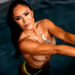 Pragtige Model met Gespierde Bou in Auckland, Nieu-Seeland