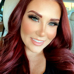 Pragtige Model met Rooibare Haar – ‘Red Land’