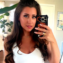 Pragtige Vroue Model in Wit Top – Voel Gratis om te Deel!