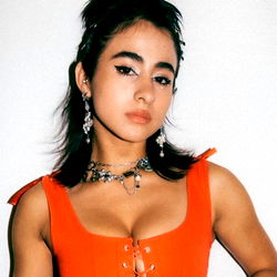 Pragtige Model in Diep Rood - Nuutste Tendens!