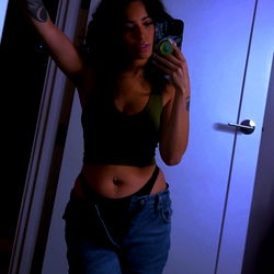 Pragtige vroue-model in 'n stylvolle swart tiemane