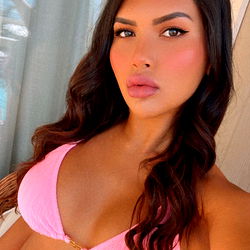 Pragtige Model in 'n Rooi Badpak - 'Bella's' Unieke Uitkyk