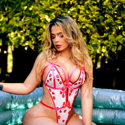 Pragtige OnlyFans Model in 'n Volgens-Bikini!