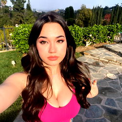 Pragtige Model in Rosie Rood - Ontdek die Skitterende Detail