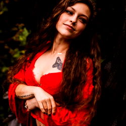 Sensuele Skouspel: 'Haley Morgan' in 'n Pragtige Roooi Ensui