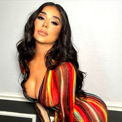 Sensuele Jaqueline in 'n Streeksrooi Vest - 'n Onweerstaanbare Verskyning!