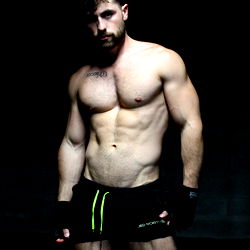 Strydigende Manmodel in Miami - Onverslaan Vlakheid