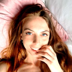 Pragtige Vrouelike Model – Sweet Bee