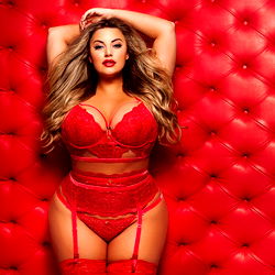 Verleierskaprys: Ashley Alexiss in sensuele rooi bygowes