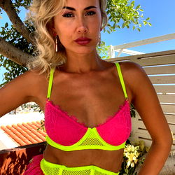 Sensuele model in 'n pragtige sommerblouse