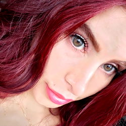 Pragtige Vrou met 'n Romantiese Uitdrukking