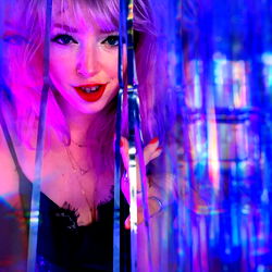 Verleentlike Vrou in Die Donker