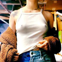 Pragtige Model in 'n Elegante Wit Top