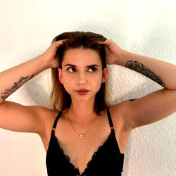 Pragtige Vrou in 'n Diep Swart Badpak - OnlyFans Model