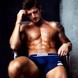 Speelse man in swart badpak - Sexy modelbeeld