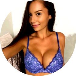 Pragtige OnlyFans Model in Boeiende Blau - Kacy Black