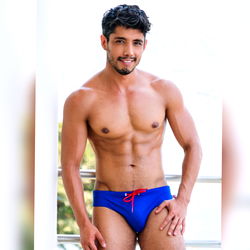 Speelse Man in Badpak – Sexy Model-Opname