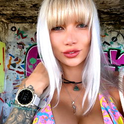 Pragtige OnlyFans Model met Wit Haartipe – Unieke Geskenk!