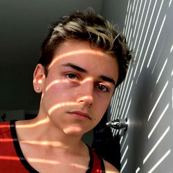 Strydigende Jongman vir die OnlyFans-Geskoue