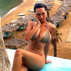 Pragtige Vrou in Badpak - CeCe Rose se Unieke Geskenk