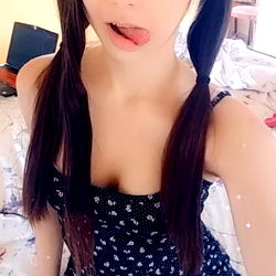 Pragtige vroue-model in versierde teks-patroon