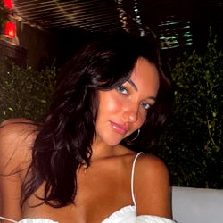 Pragtige vroue model in wit sommer – Sensuele aantrekkingskrag